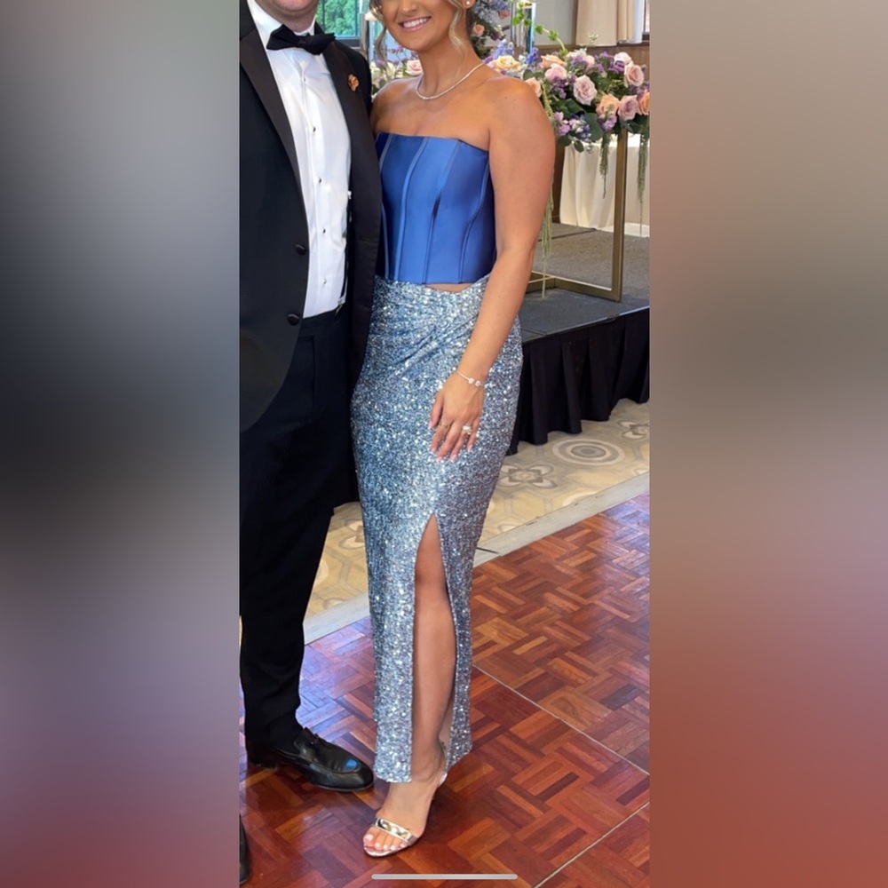 TWO PIECE BEAUTIFUL BLUW AND SEQUIN SKIRT. Size small in both skirt and top